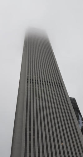 Une tour dans la brume