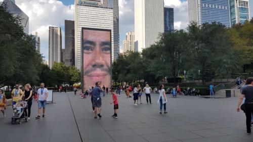 Grant Park, et un concept... étrange: placarder des visages d'habitants de Chicago sur d'énormes écrans